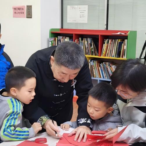 沈阳市皇姑区举办“全民阅读 非遗课堂——冯元平剪纸技艺体验”活动